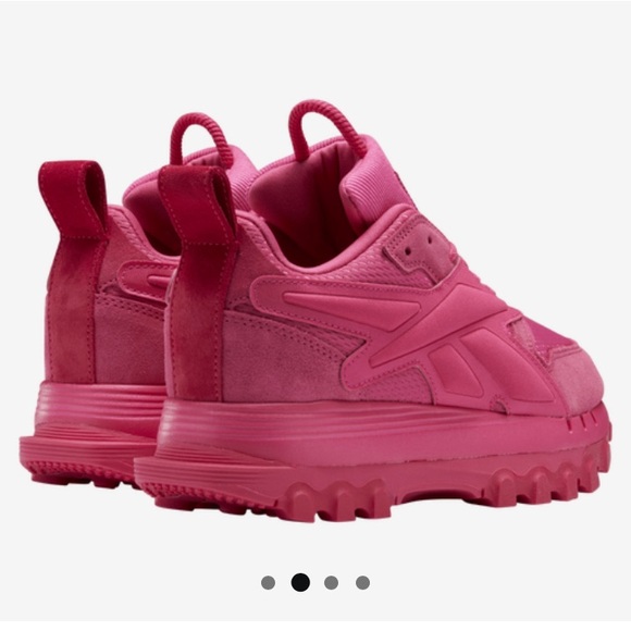 Reebok Classic Leather Cardi V2 size 7
Brand new, still in box! - Picture 2 of 3